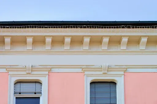 Gdzie warto zamontować gzymsy elewacyjne?