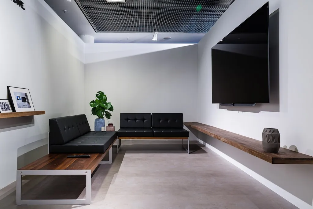 OLED, QNED, a może Mini LED? Telewizor z jakim wyświetlaczem wybrać?